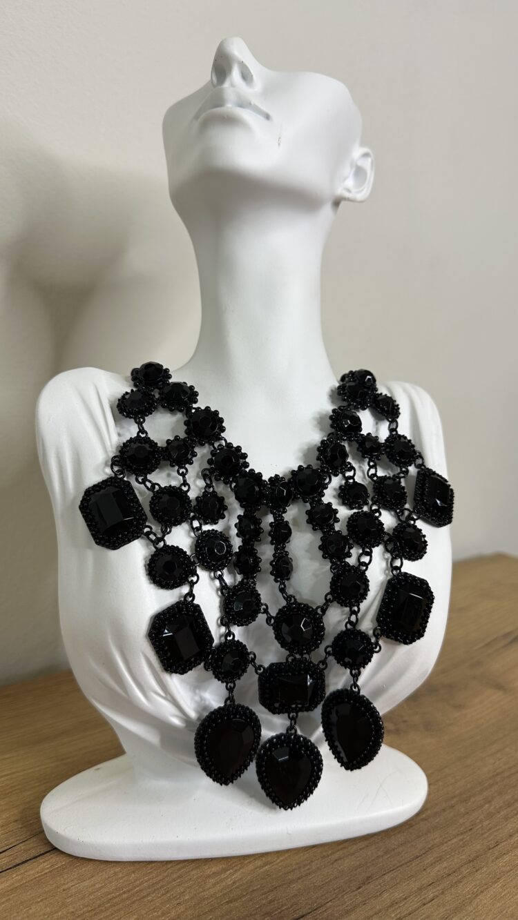 Εντυπωσιακό Κολιέ Μακραμέ με Μαύρες Πέτρες (8108)
